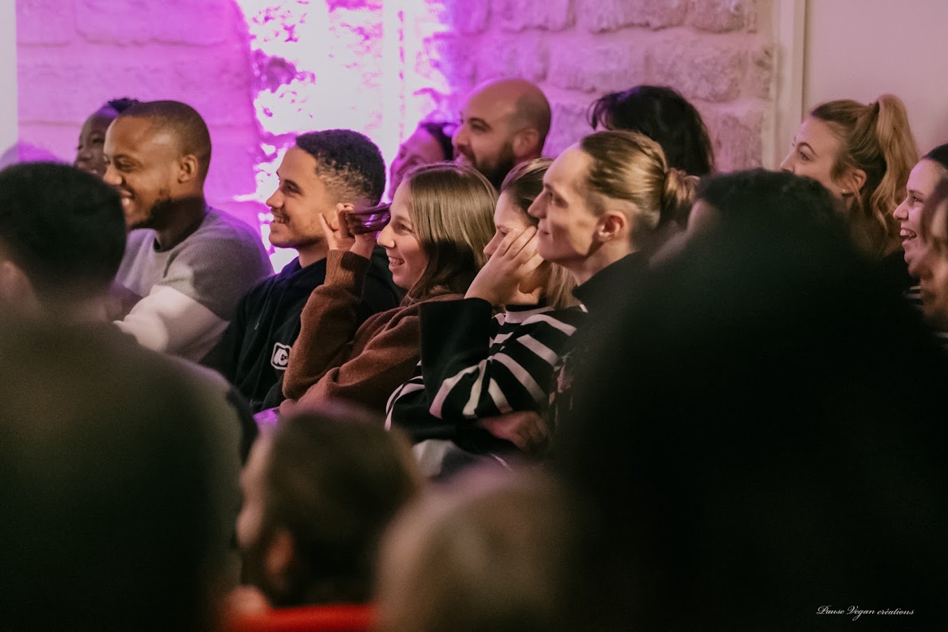 Des spectateurs du Sébastopol Comedy Club partagent un moment de rire.